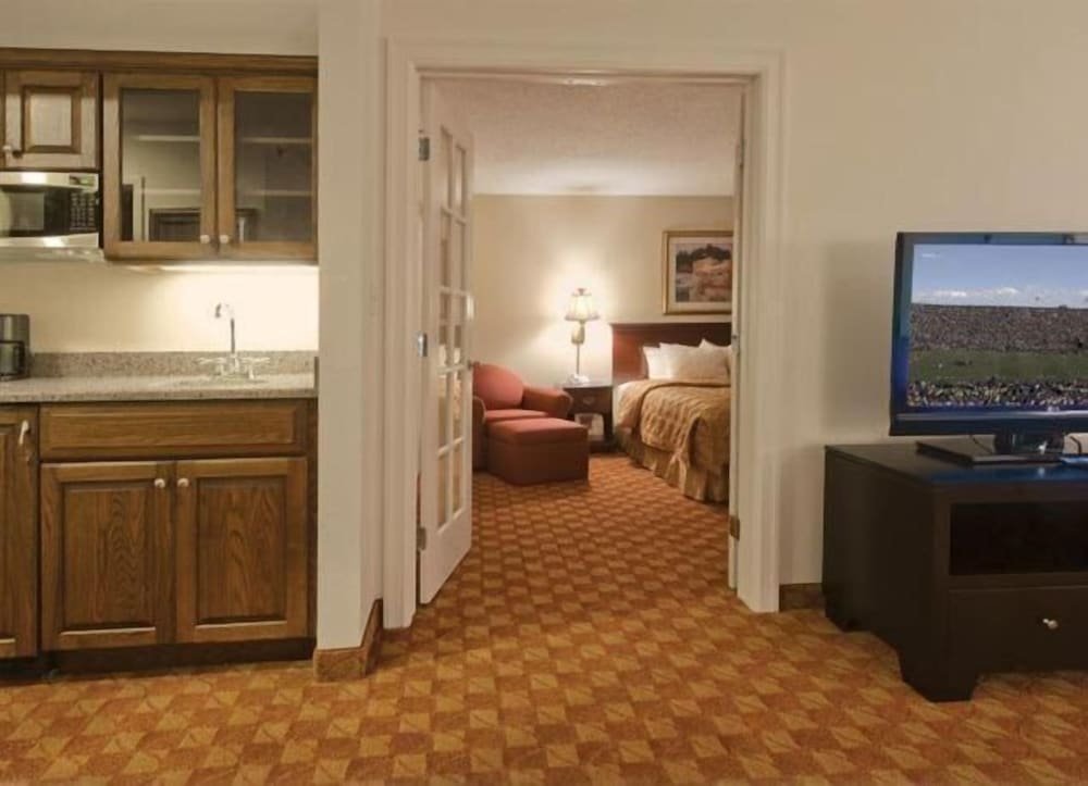 Ann Arbor Regent Hotel Suites 16/55
