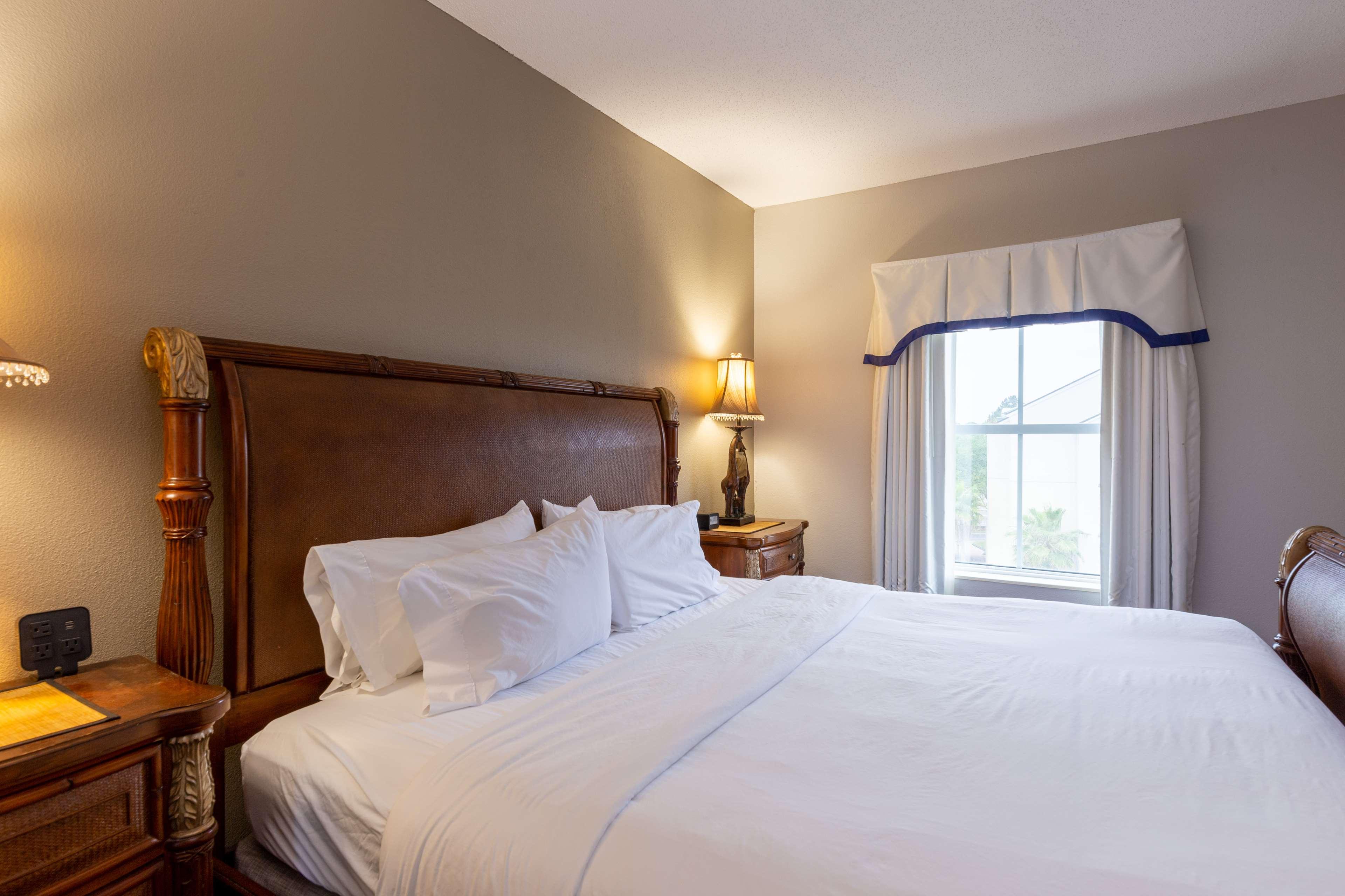 1 BEDROOM, SUITE, KING BED, JETTED TUB