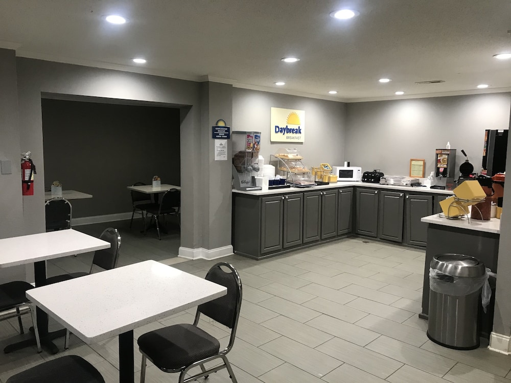 Days Inn & Suites By Wyndham Collierville Germantown Area 2/25