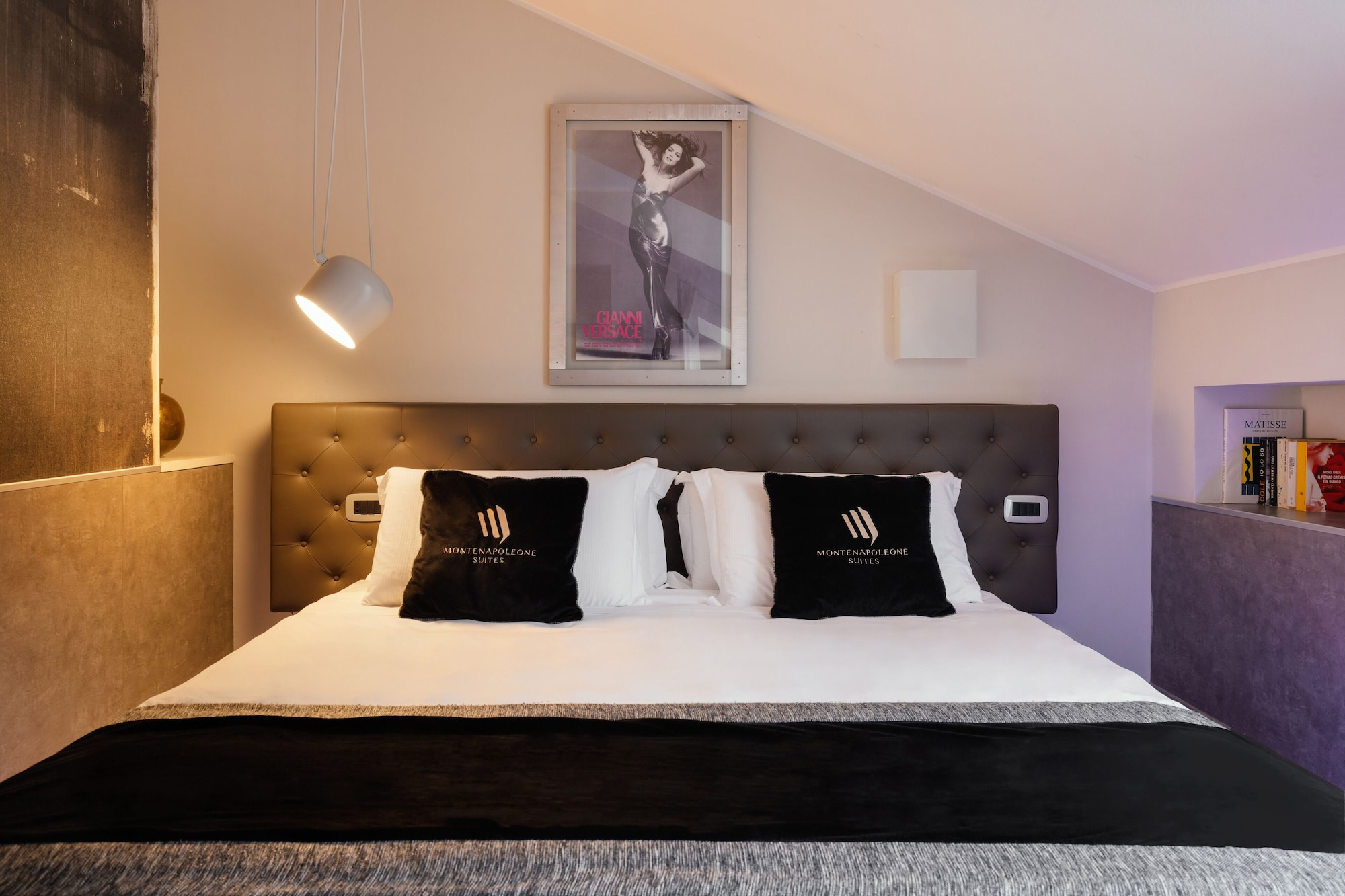 DELUXE, SUITE, JETTED TUB