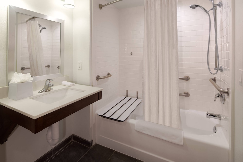 Junior Suite, 2 Queen Beds, Sofa, Accessible, Four Points by Sheraton Cocoa Beach 3/3