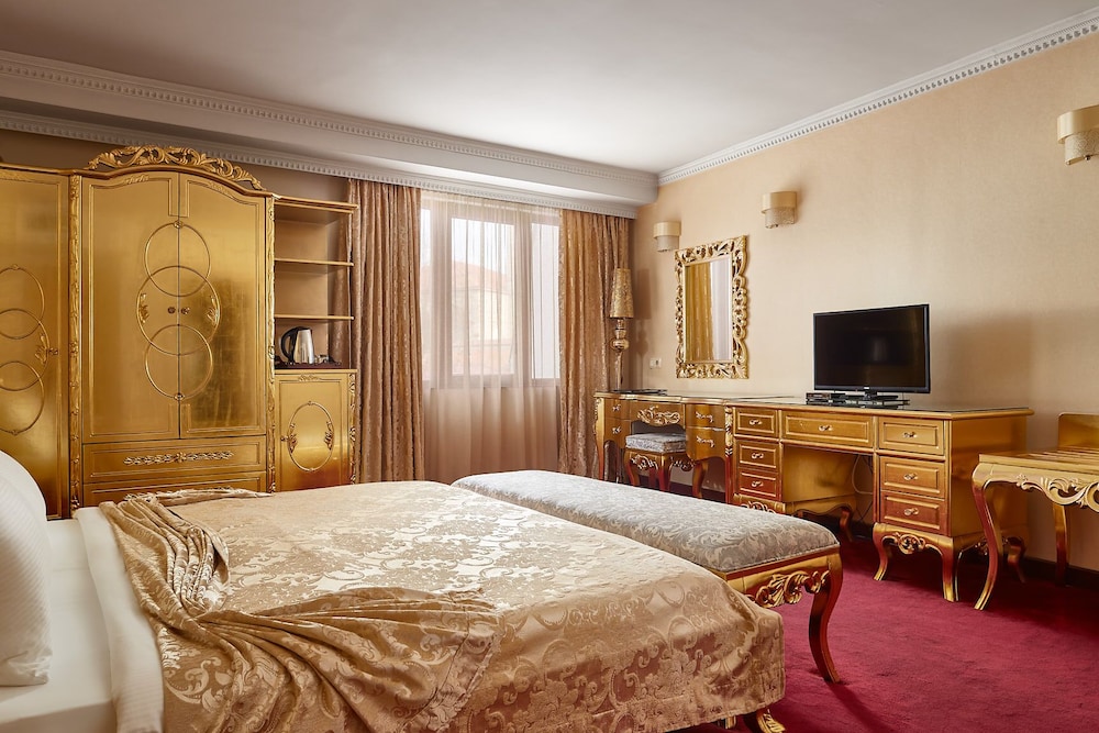 Gold Hotel 9/67