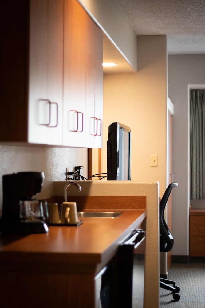 Monument Inn & Suites 32/39