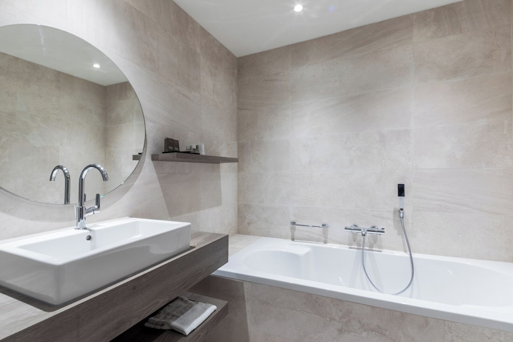 2 Bedrooms, Family, Twin Beds, 4 Bunk Beds, Bathtub, Van der Valk Hotel Leeuwarden 3/5