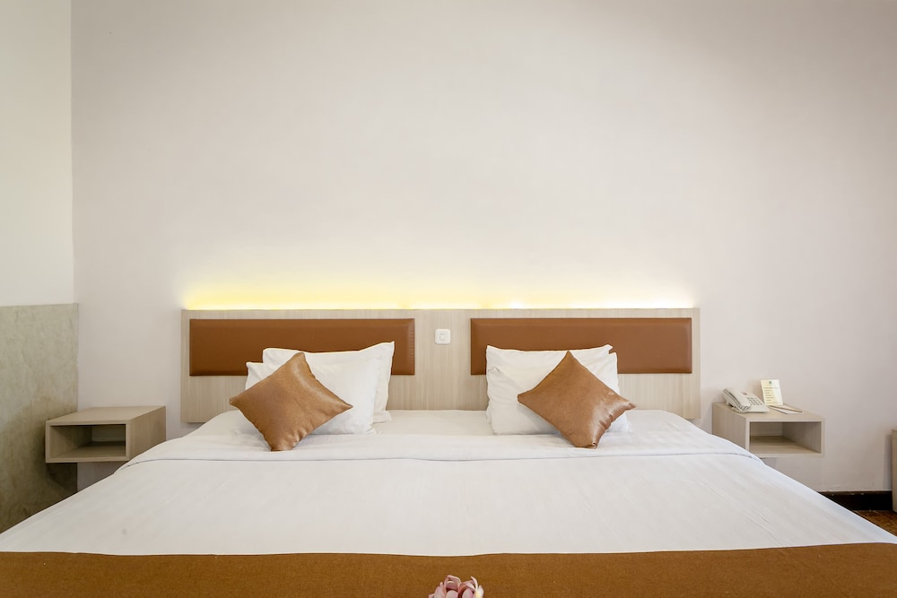 COTTAGE, TWIN BEDS, POOL ACCESS