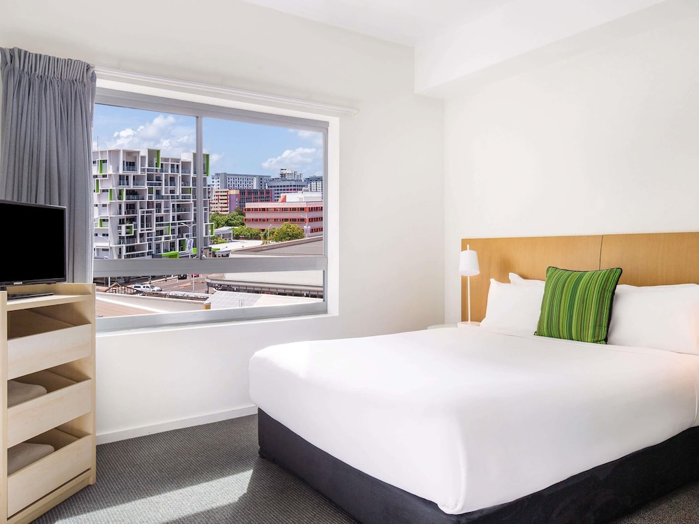 ROOM, CITY VIEW