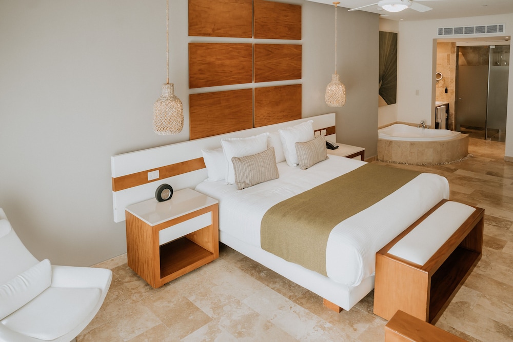 GRAND, MASTER, LUXURY, SUITE, PARTIAL OCEAN VIEW