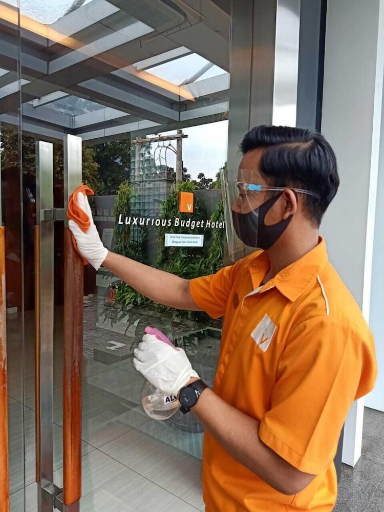 V HOTEL JAKARTA 5/45