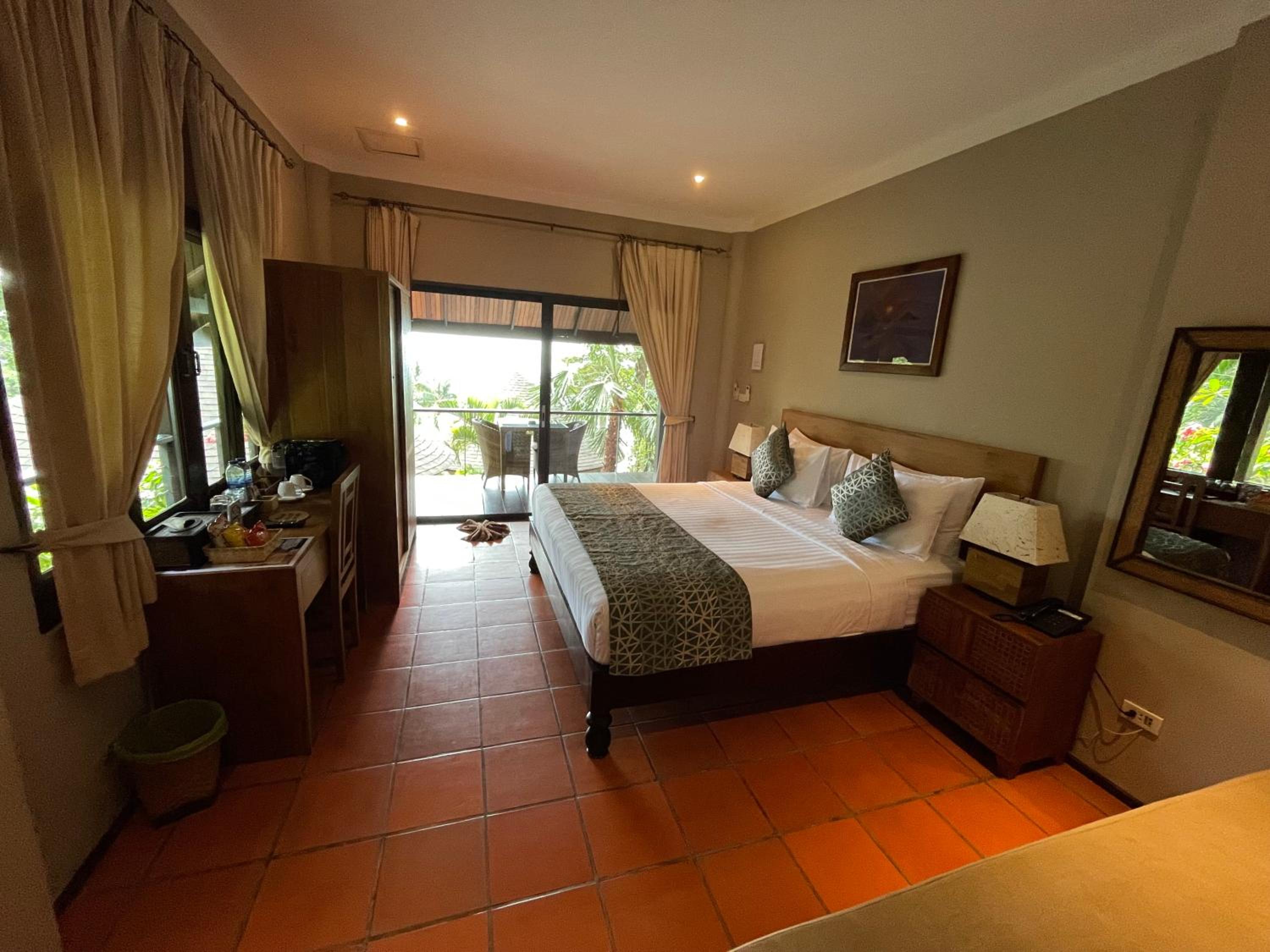 Room, King Bed, Ocean View, Hill Side