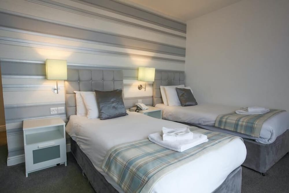 ROOM, TWIN BEDS