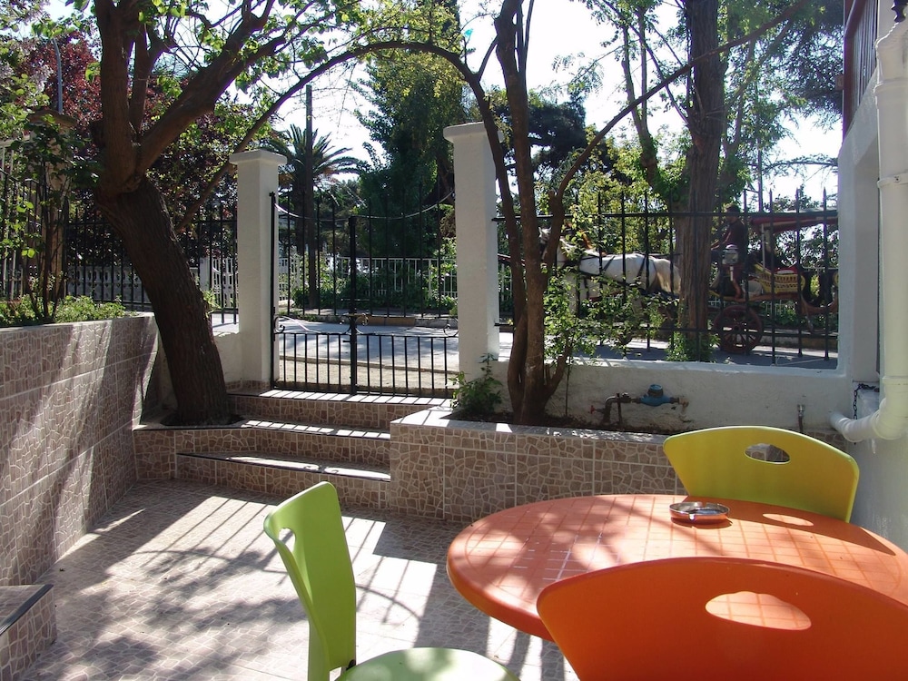 Orhan Kutbay'in Evi Turyolu Cafe Pansiyon 30/50