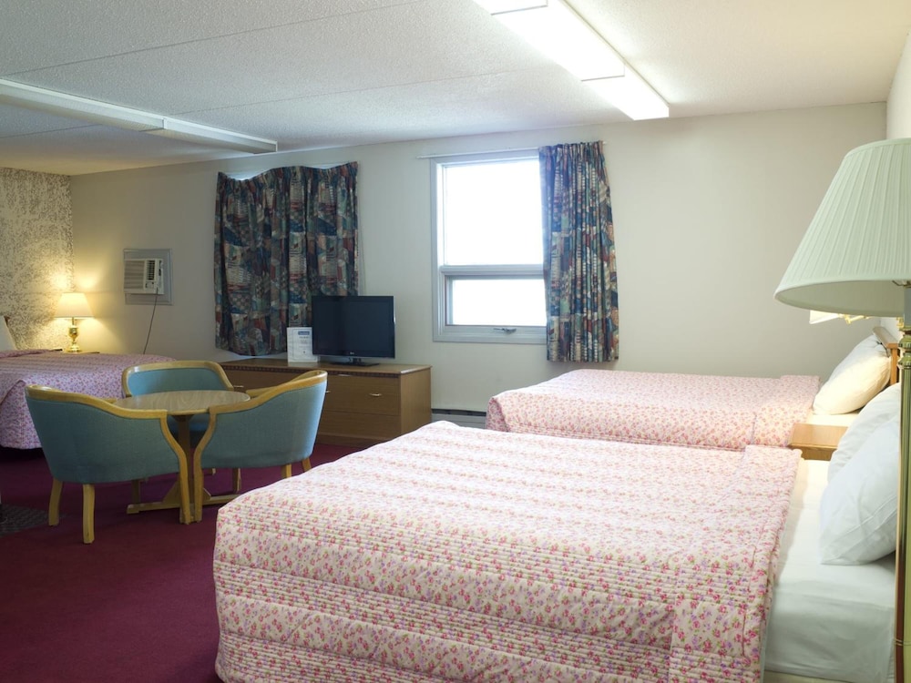 Bluebird Hotel 8/20