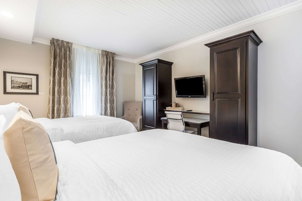 Aurora Inn Hotel And Event Center 23/45