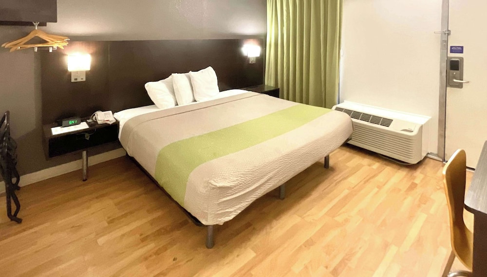 Motel6 Columbus, GA - Downtown 24/52