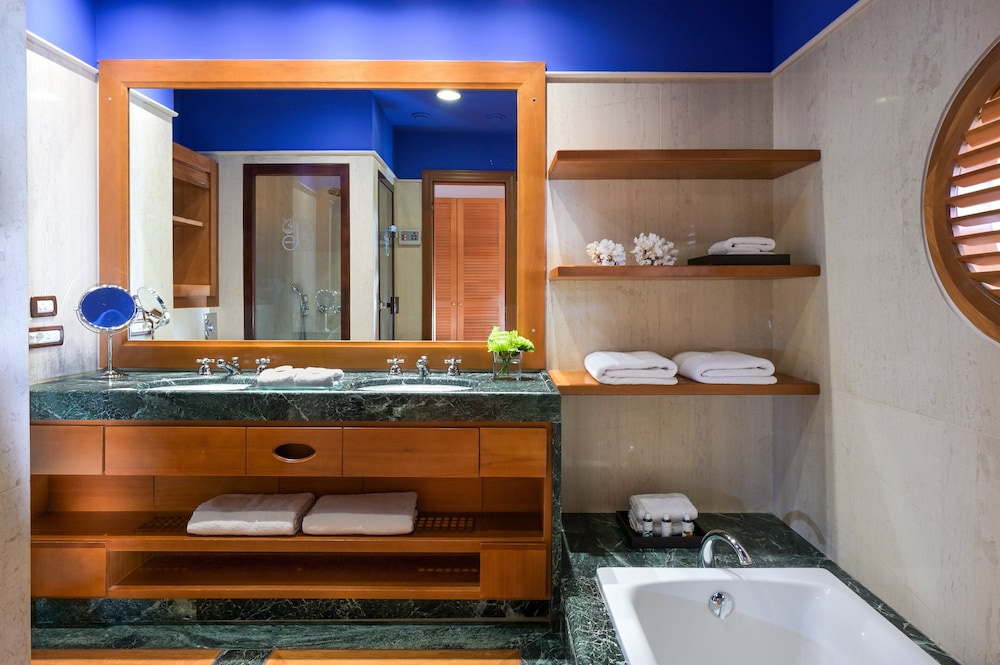Deluxe, King Bed, Sea View, Spa Building