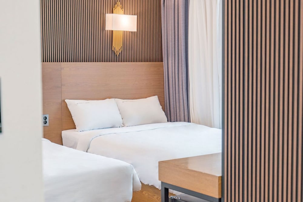 Hotel Two-Y 10/36
