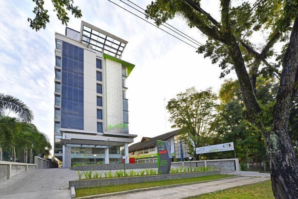 Whiz Prime Hotel Khatib Sulaiman Padang 15/18