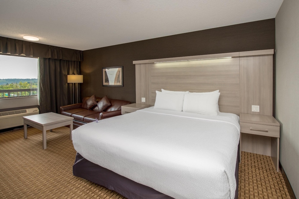 Coast, Premium, King Bed, Sofa، Village Park Inn Calgary 2/3
