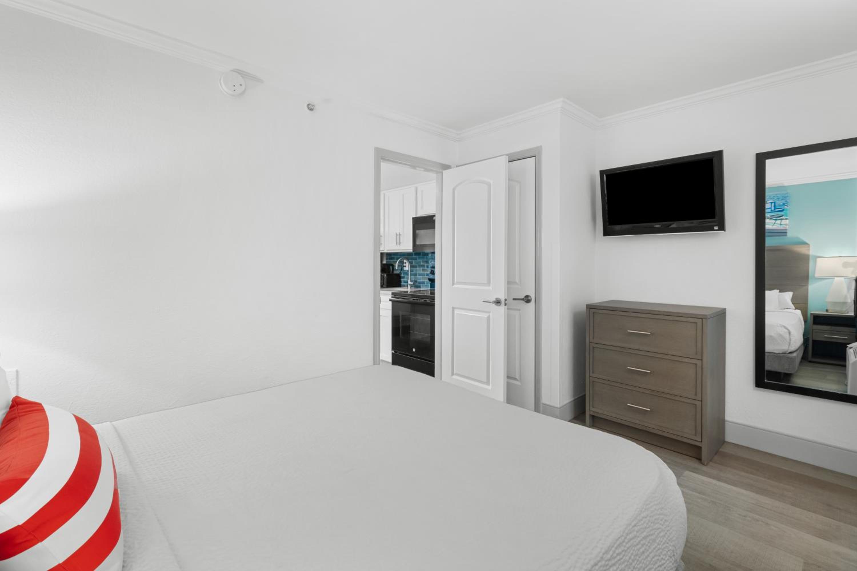 SCHOONER, JUNIOR SUITE, DELUXE, CABANA, OCEAN FRONT