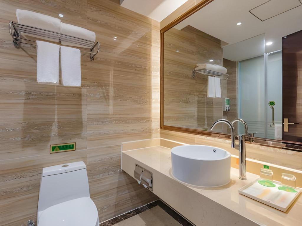 Vienna International Hotel (Zhongshan North Station) 55/57