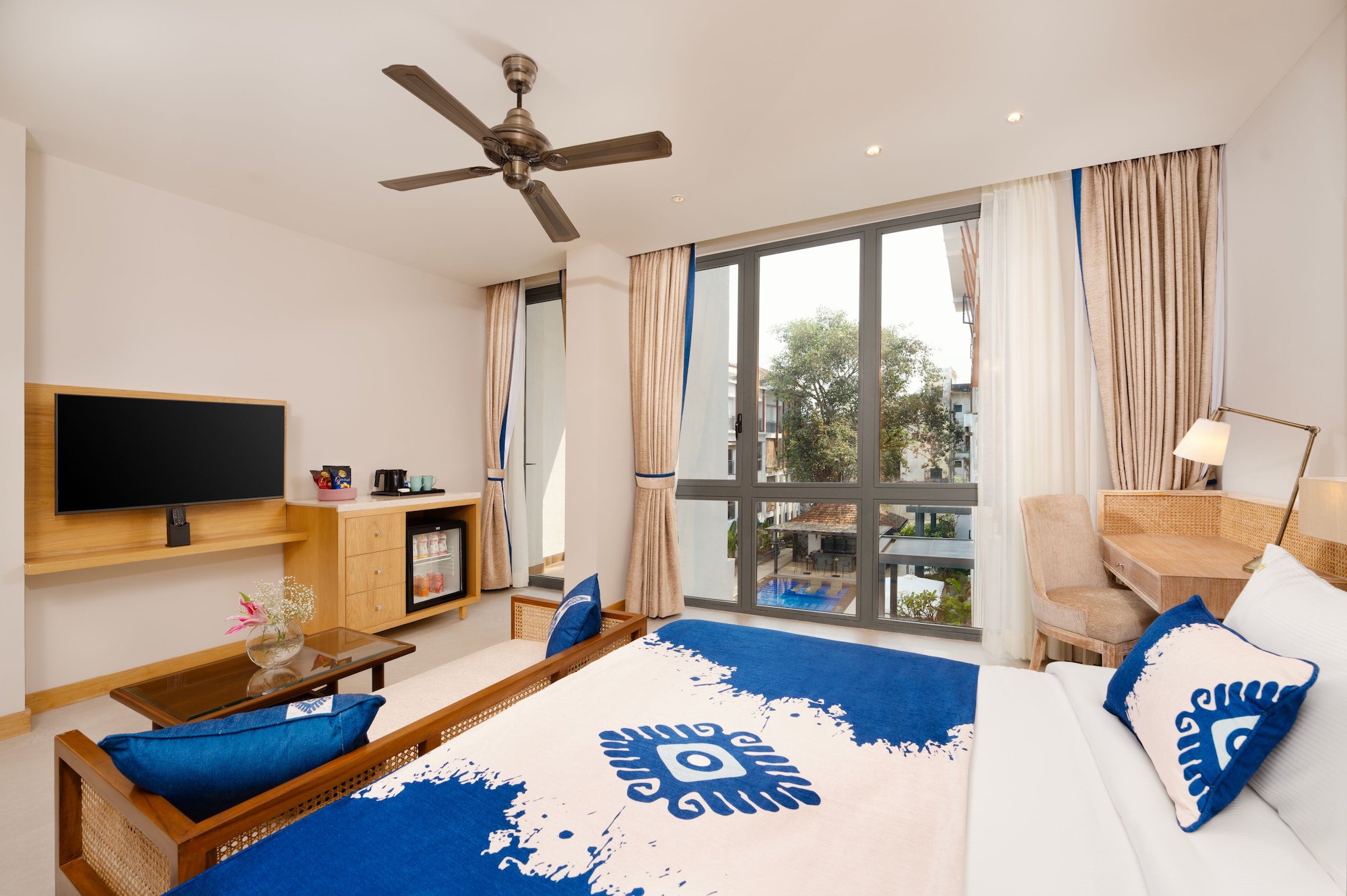 JUNIOR SUITE, KING BED, POOL VIEW