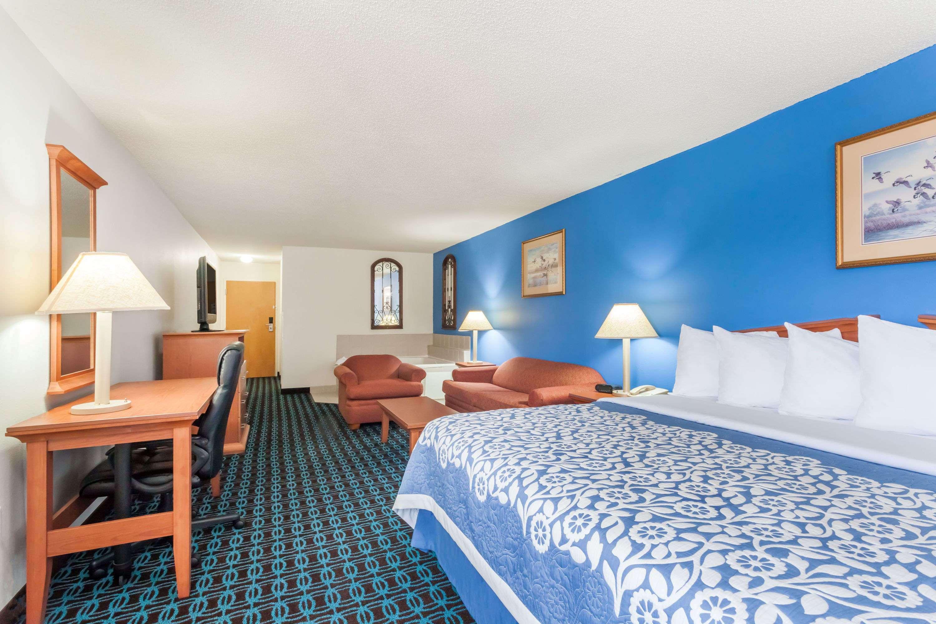 Days Inn & Suites by Wyndham Cambridge 8/30