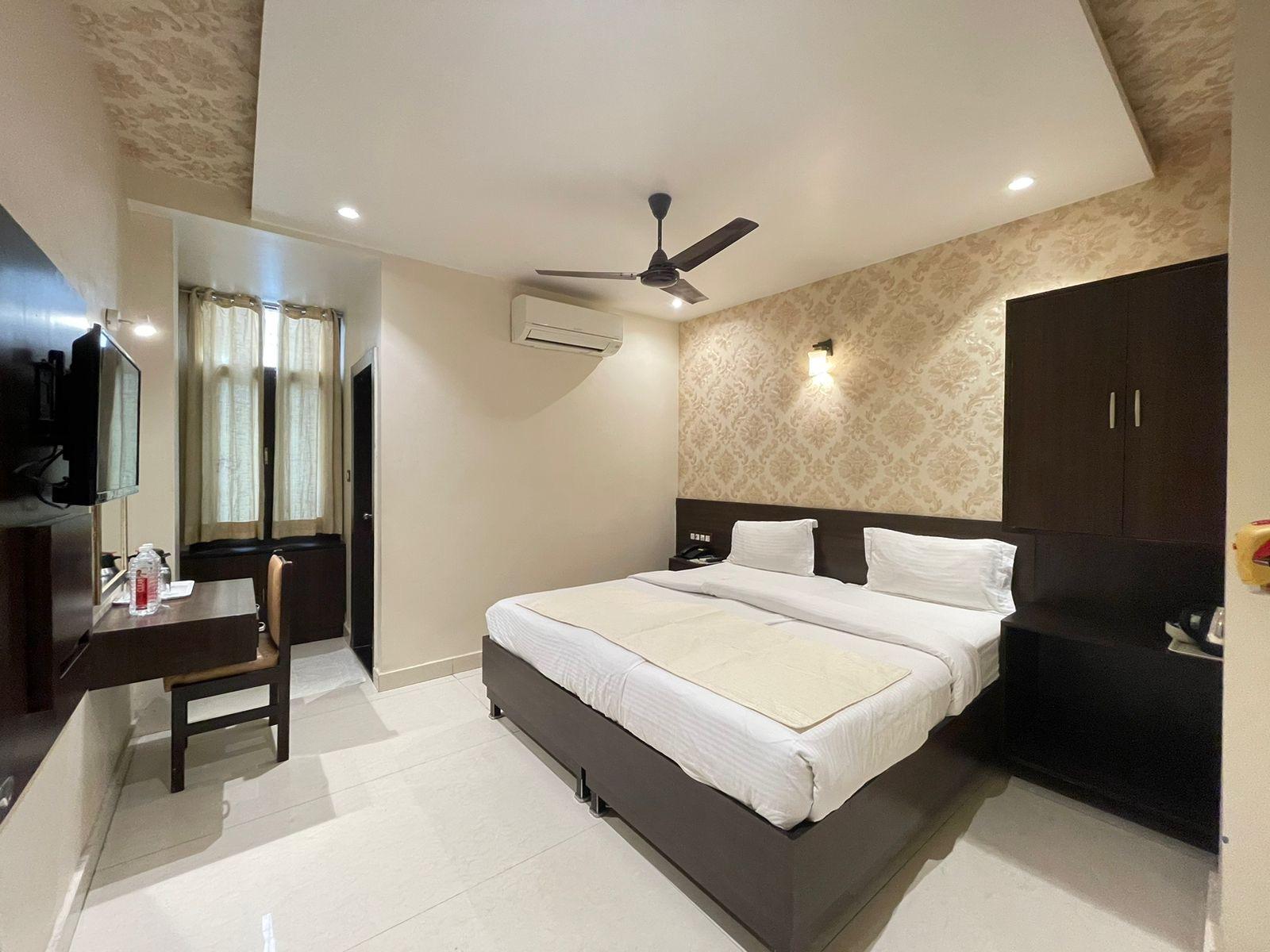 Oyo Rooms Mall Road Cantonment 11/46