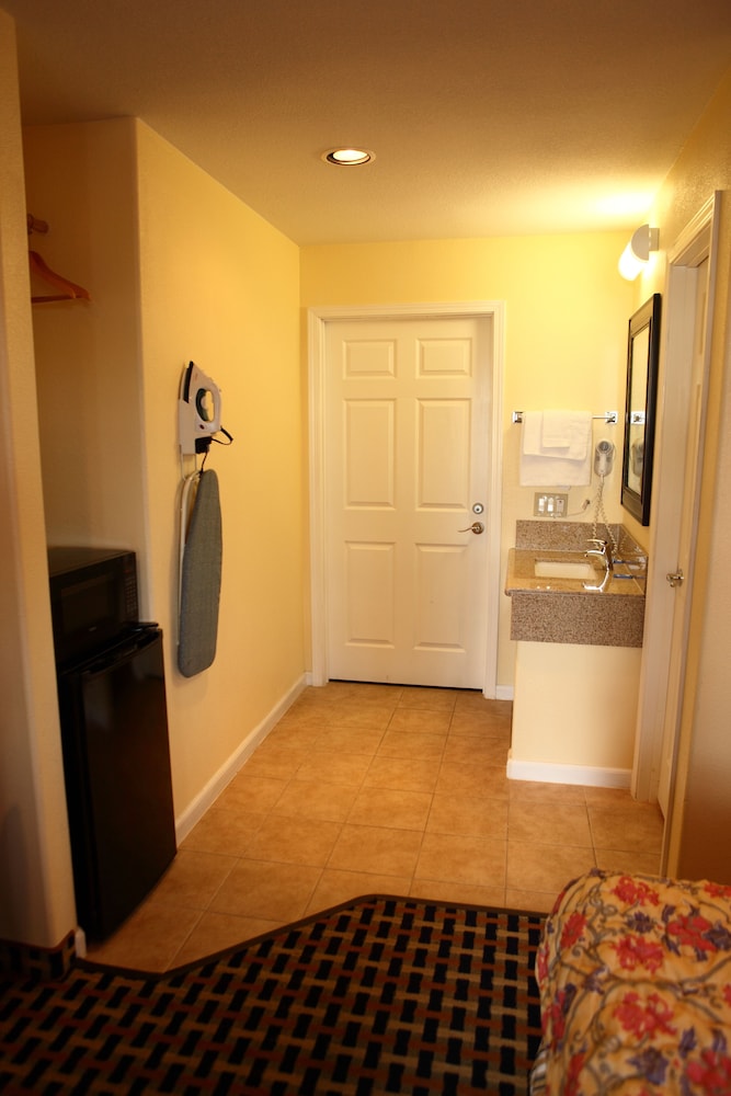 Bay Breeze Inn 35/56