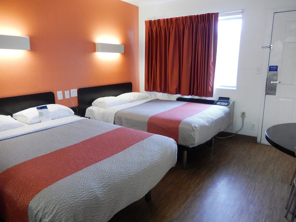 Motel6 Clute, TX 16/38