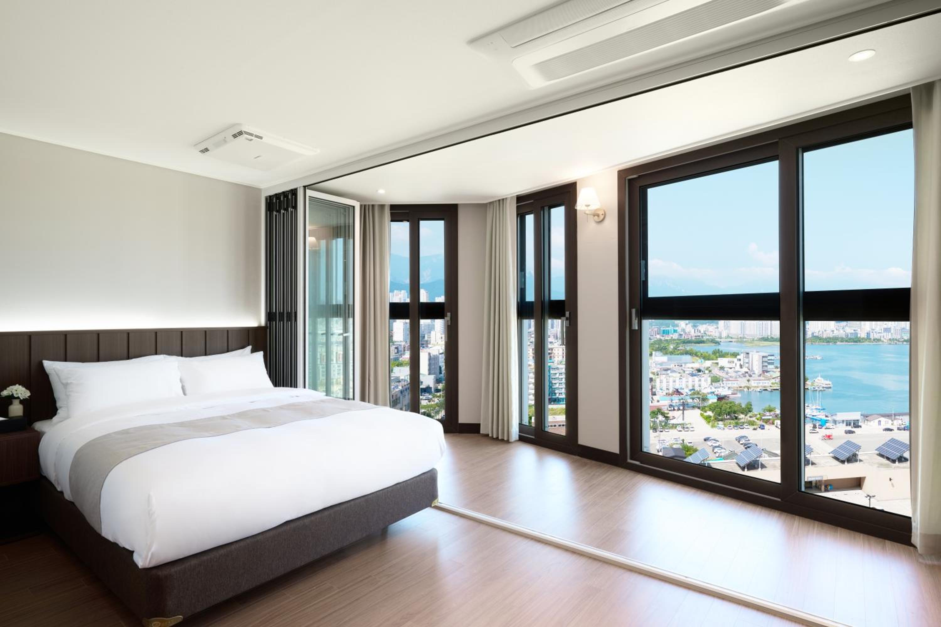 SUPERIOR, QUEEN BED, LAKE FRONT