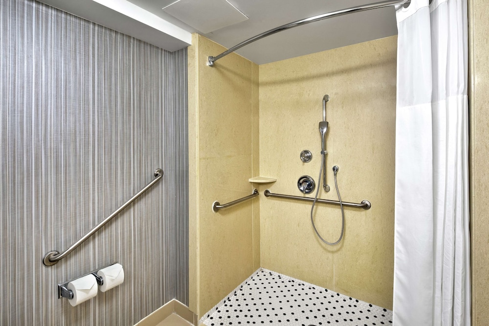 Hampton Inn & Suites By Hilton Toronto Airport 2/39