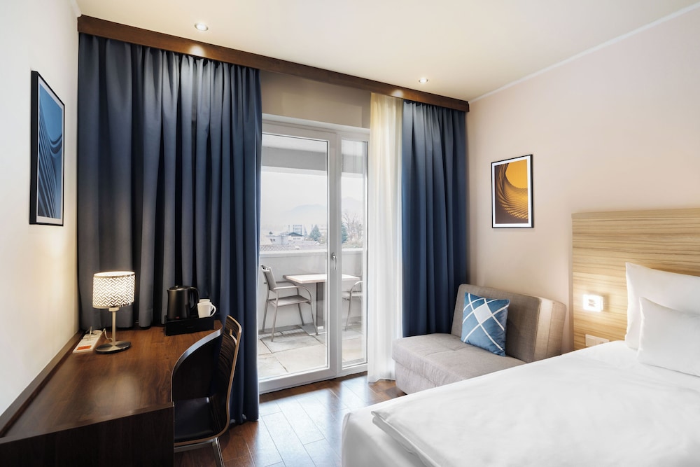 STANDARD, TWIN BEDS, CITY VIEW, BALCONY