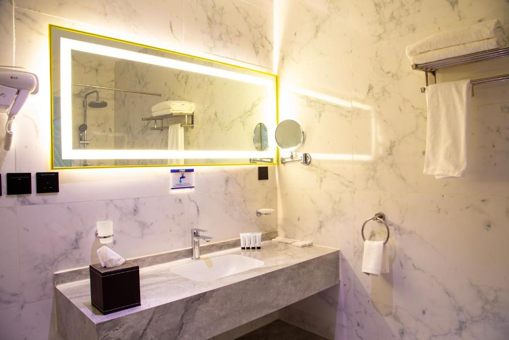 Oz Park Hotel 11/11