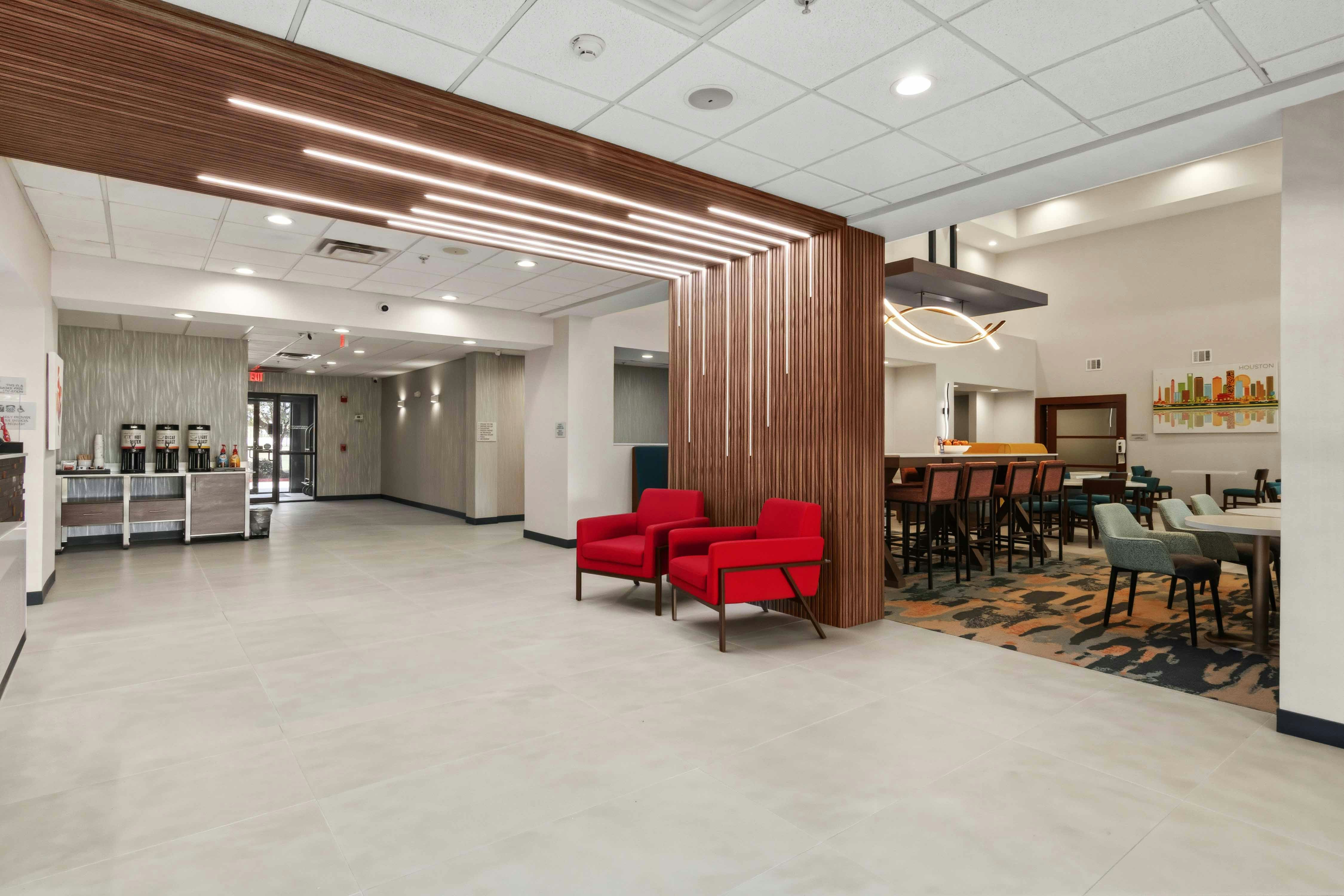 Hampton Inn and Suites Houston-Rosenberg 19/38