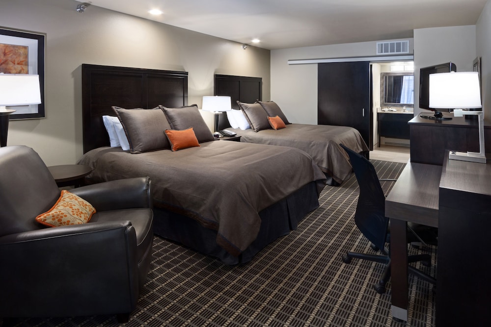 DELUXE, 2 QUEEN BEDS, CITY VIEW