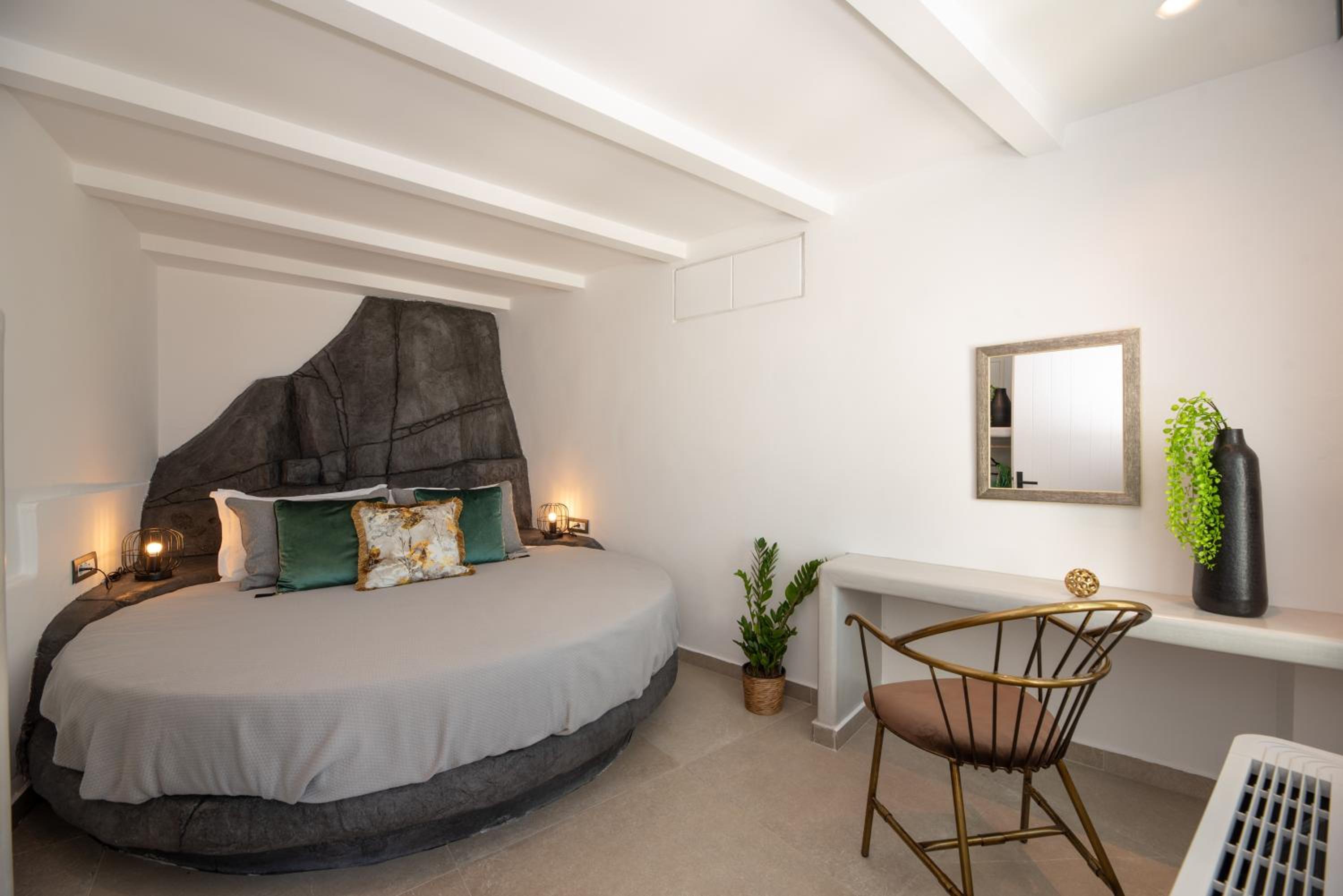 Executive, Suite, Outdoor Jetted Tub، Day Dream Luxury Suites 3/9