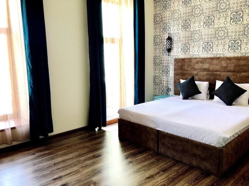 ROOM, DOUBLE OR TWIN BED