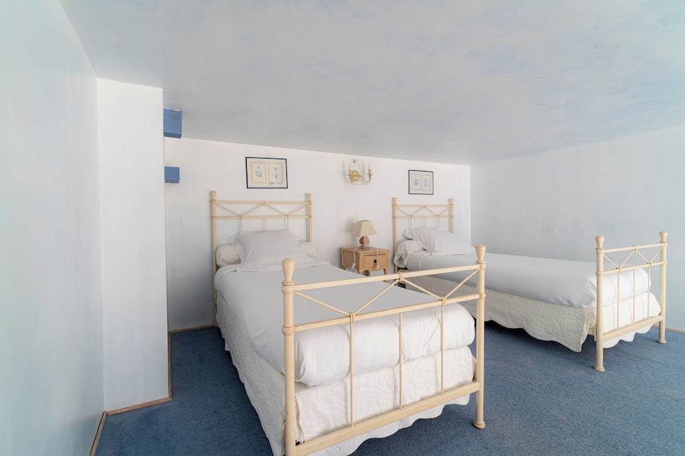 Family, Queen and Twin Beds, Park and Pool View