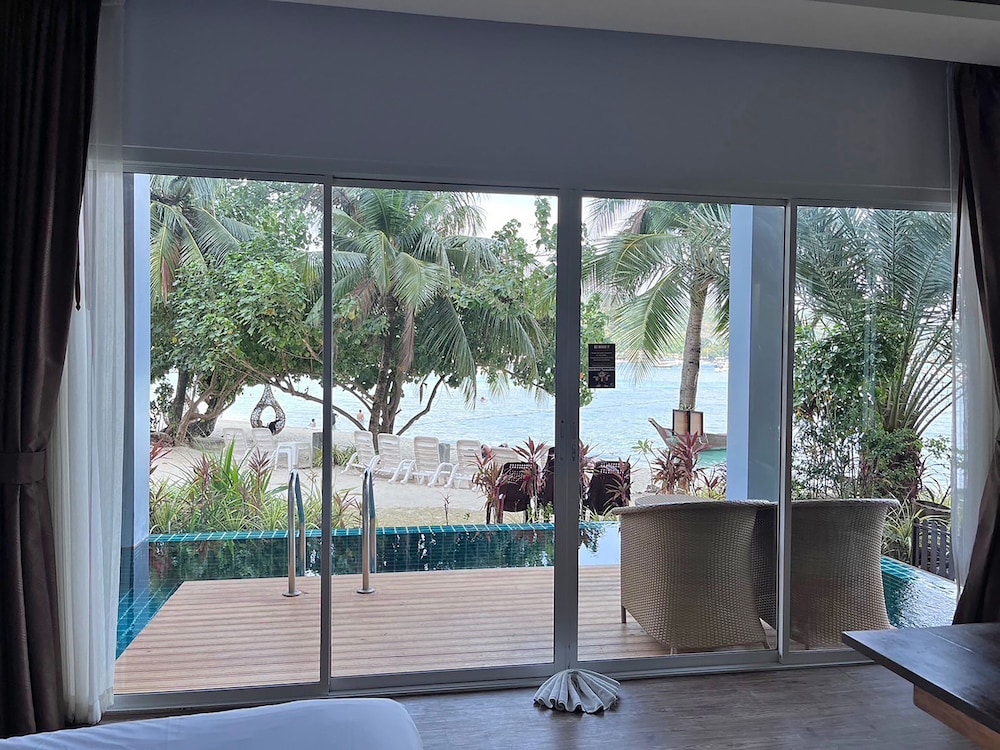 Phi Phi Cliff Beach Resort 47/69