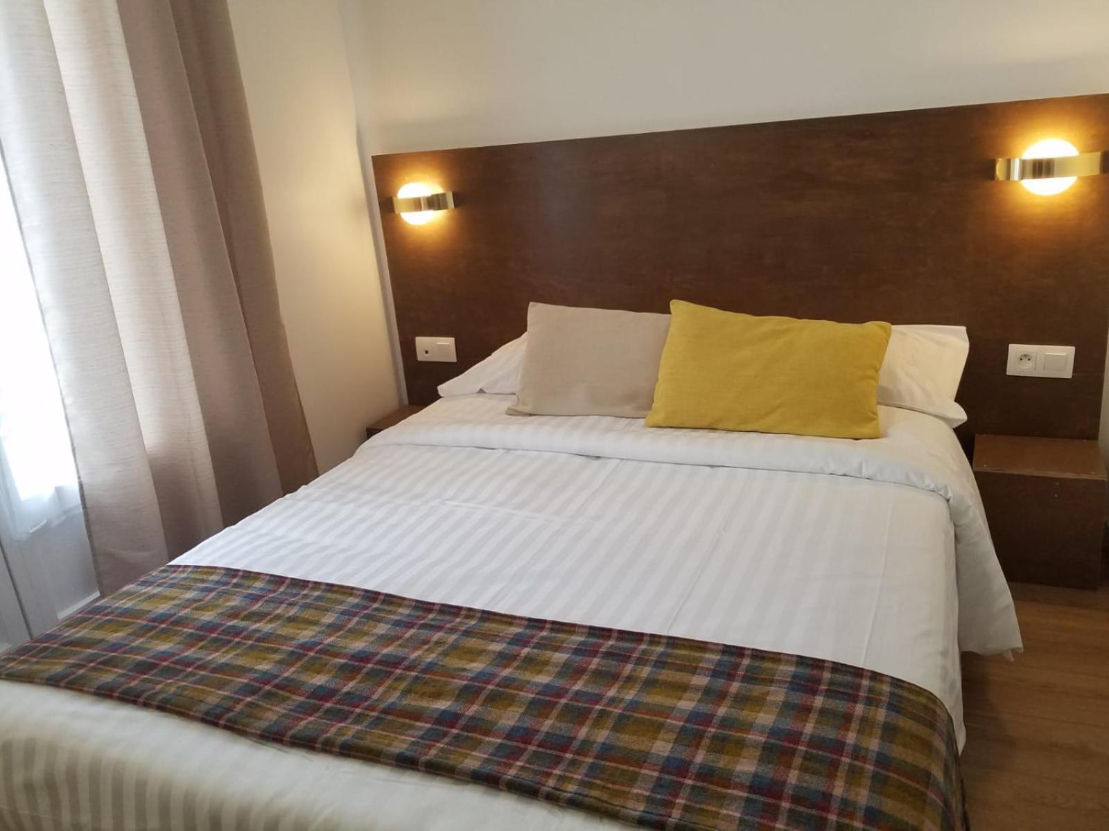 ROOM, DOUBLE BED