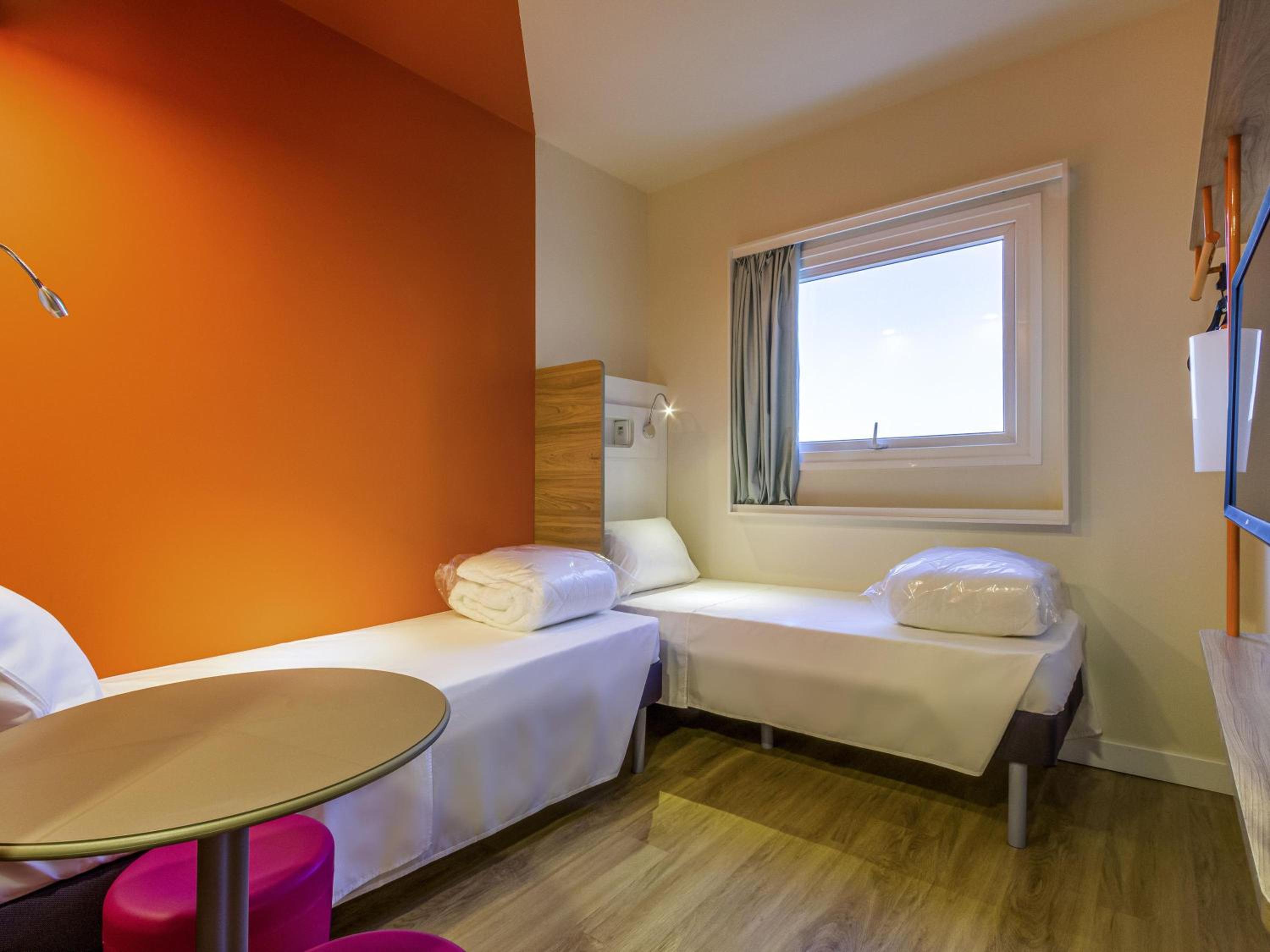 MODERN, APARTMENT, TWIN BEDS