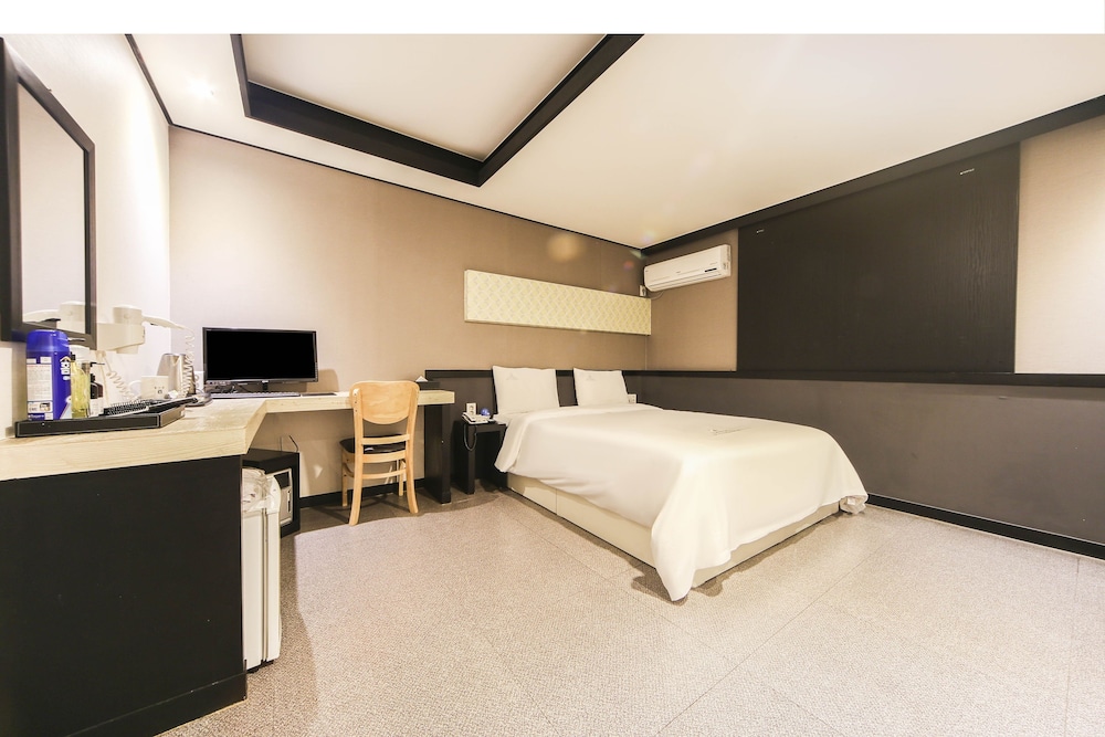 Elysee Hotel 8/44