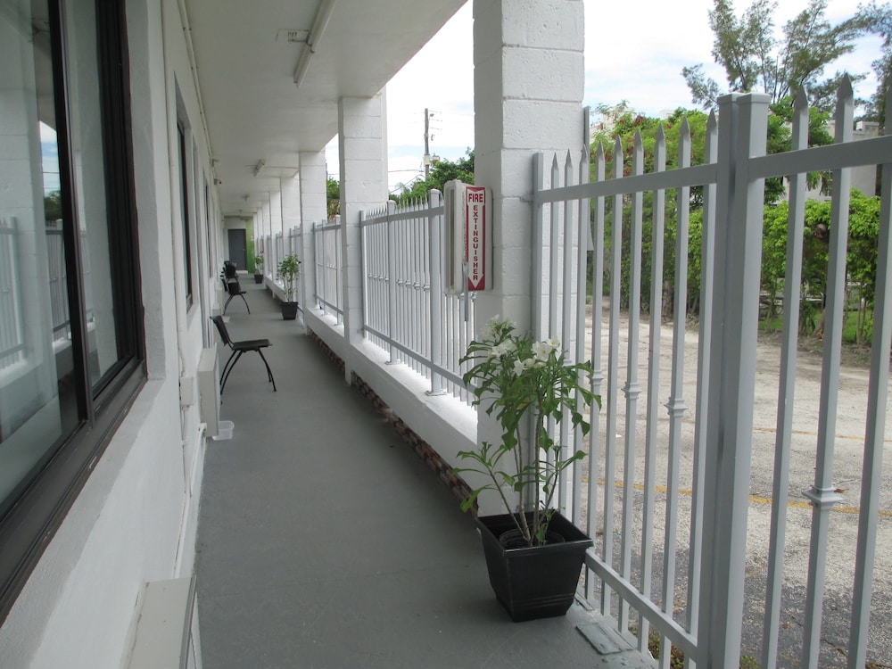 Shalimar Motel 26/47