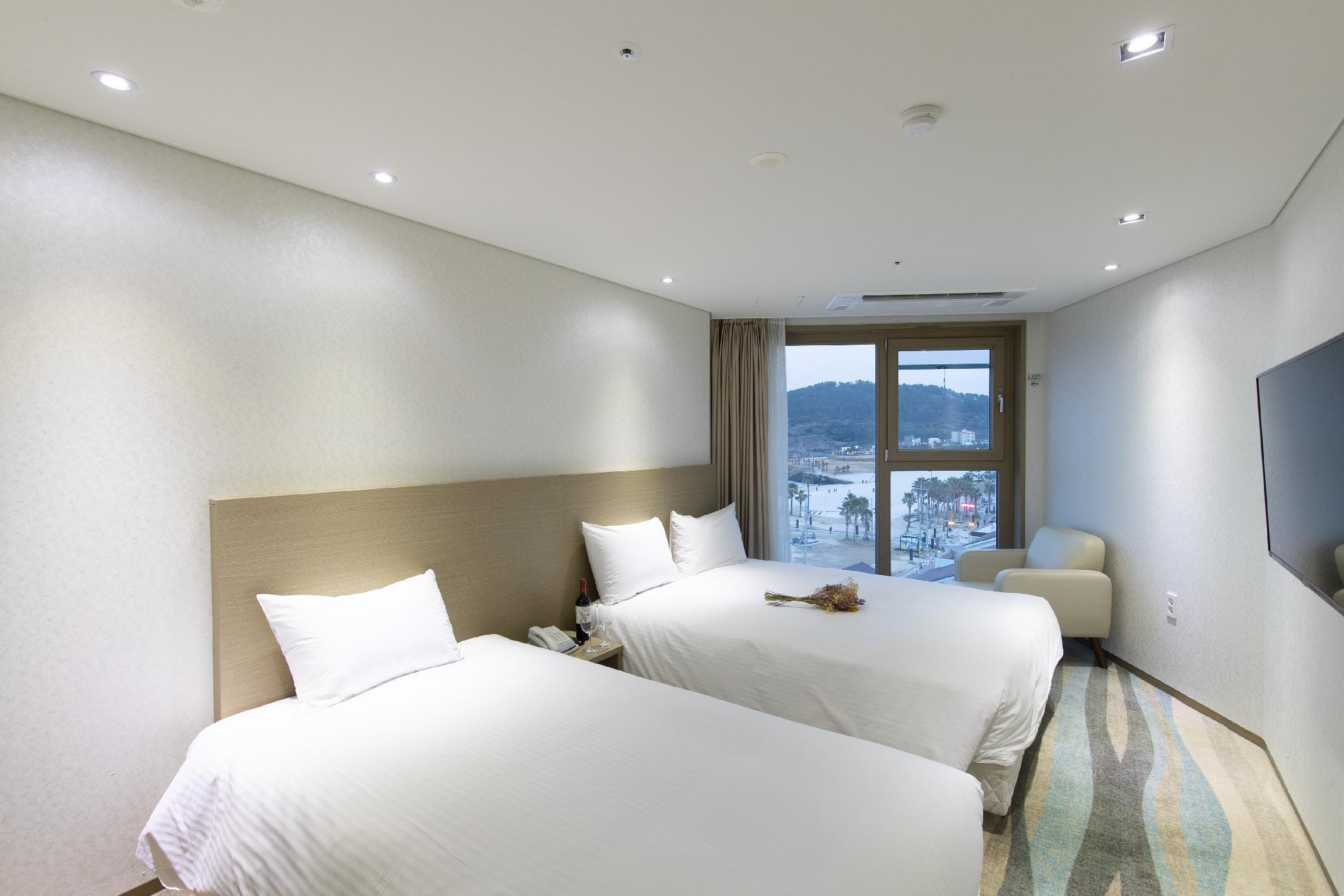 Ocean, Suite, 1 Double and 1 Single Bed, Corner