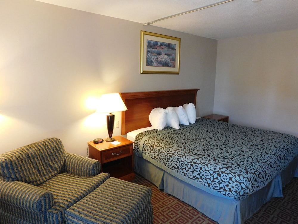 Days Inn by Wyndham West Branch Iowa City Area 13/42