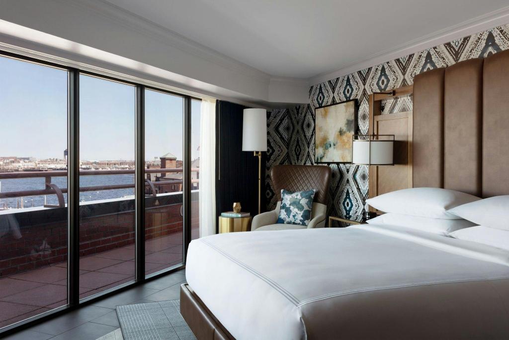 Luxury, Suite, King Bed, Water Front, Sofa, Balcony, Large