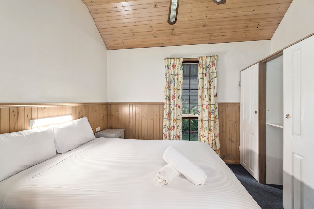 Coachhouse Marina Resort 12/50