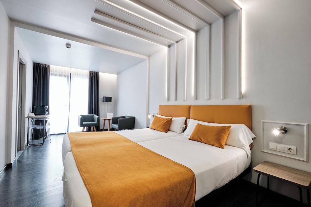 ROOM, DOUBLE BED
