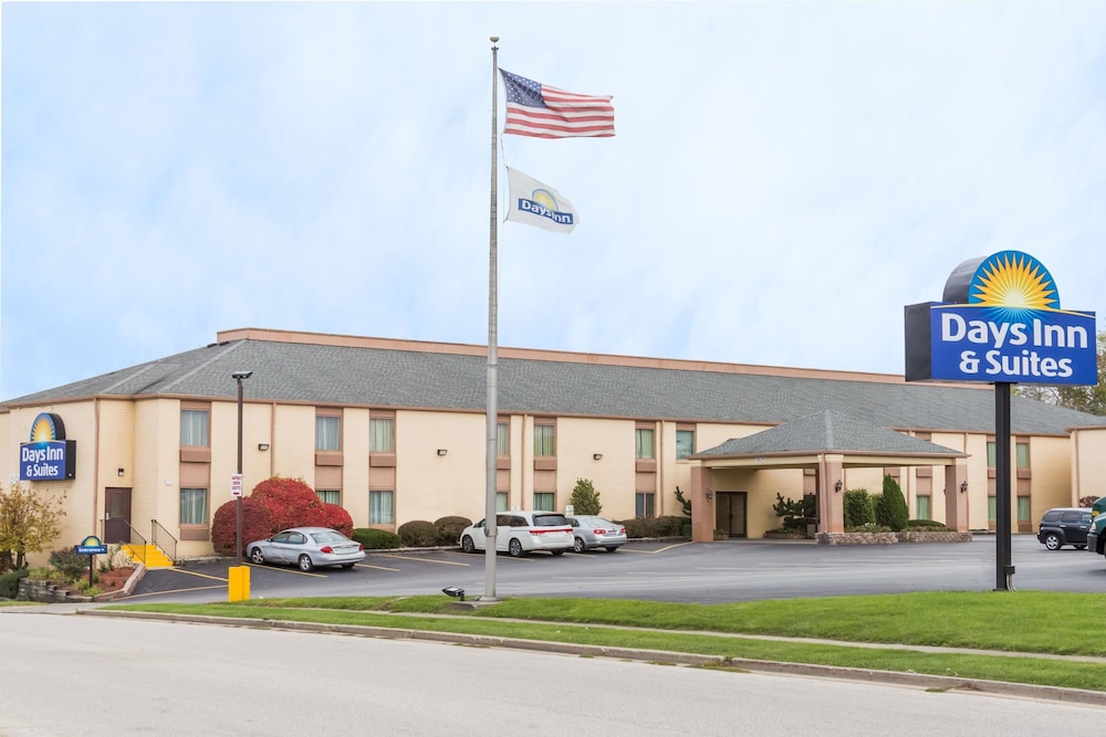 Days Inn Suites By Wyndham Bloomington Normal Il 1/45