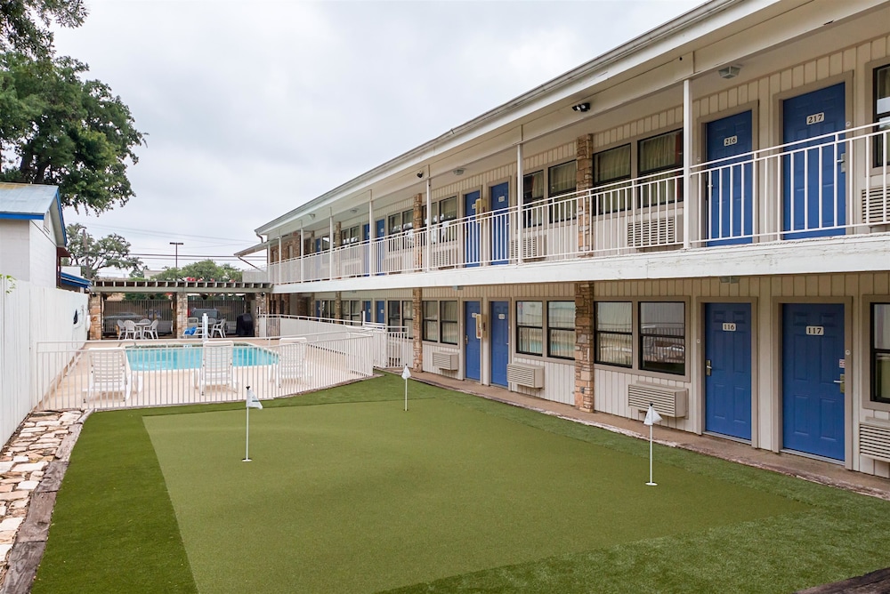 Motel6 Boerne, TX 52/60